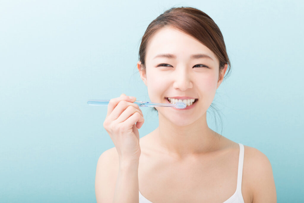 尼崎市　歯医者　アキ歯科クリニック　歯磨きをする女性