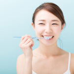 尼崎市　歯医者　アキ歯科クリニック　歯磨きをする女性