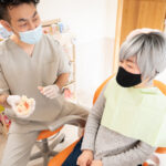 Elderly people receive explanations at the dentist